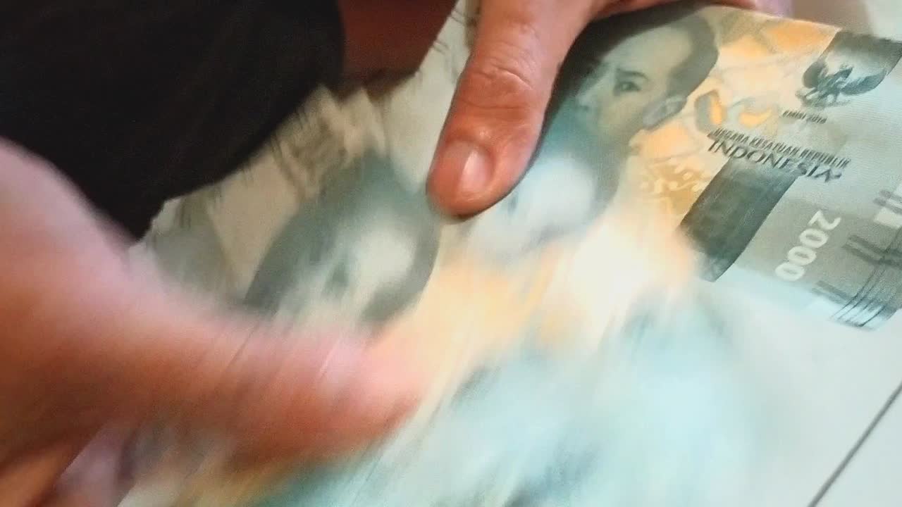 인도네시아 돈으로 2천 루피아를 동아시아 손으로 세는 것