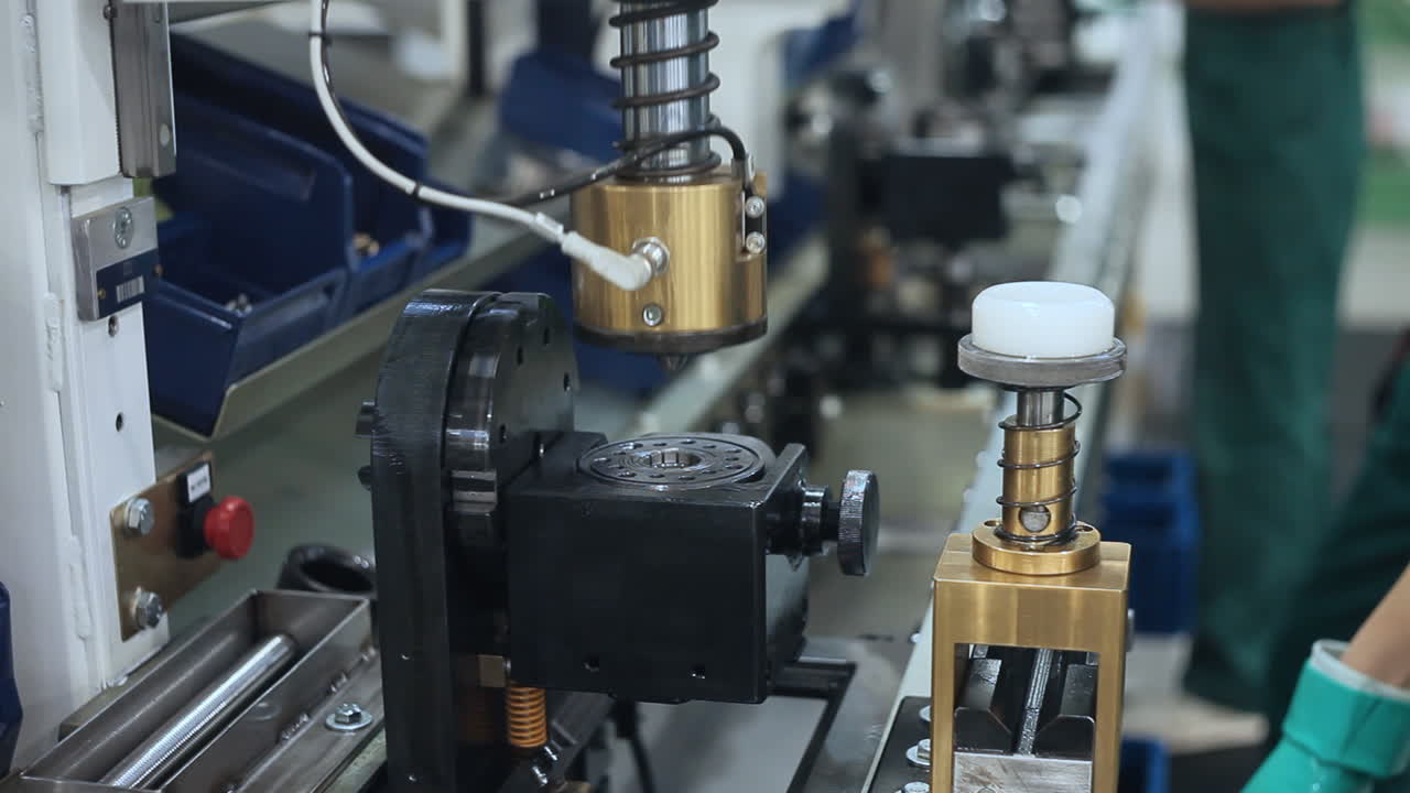 trabajador que procesa piezas metálicas en máquinas y equipos industriales