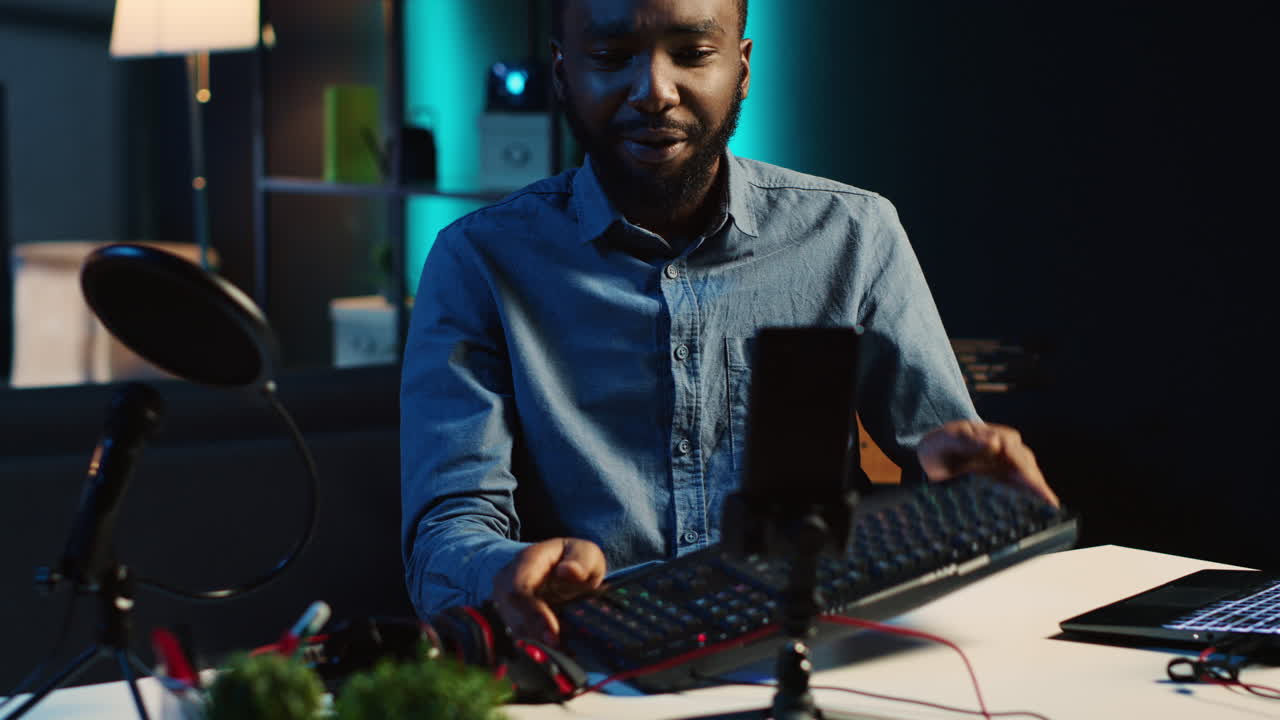 hombre revisa periféricos de juegos rgb lit