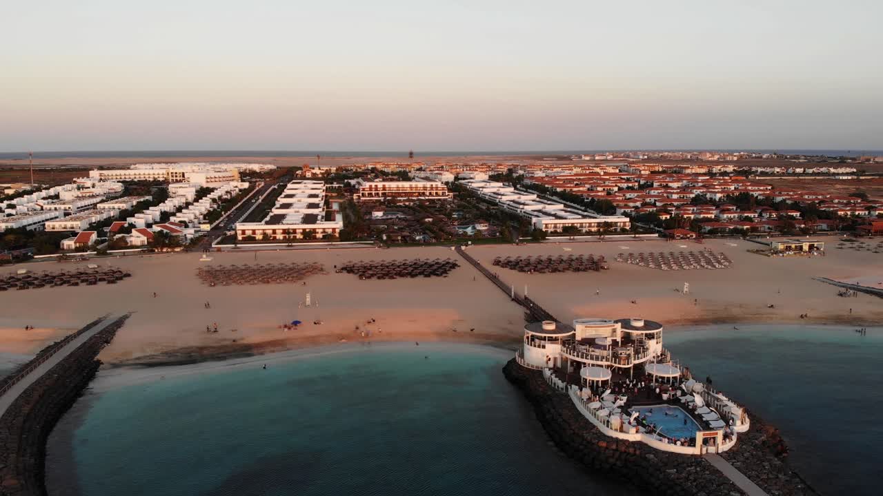 일몰 동안 해변과 스파 리조트를 바라보는 비키니 비치 클럽 뒤의 공중 전망