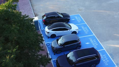 Vehículos-Eléctricos-Cargando-En-La-Estación-De-Sobrealimentador-De-Automóviles