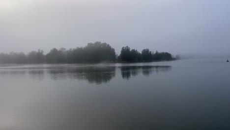 Mysteriöse-Szene-Eines-Nebligen,-Seichten,-Ruhigen-Flusses,-Der-Mit-Nebel-Oder-Rauch-Bedeckt-Ist