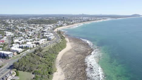 Aerial-View-Of-Alexandra-Headland-Coastal-Suburb-And-Beach-On-A-Sunny-Day-In-Queensland,-Australia