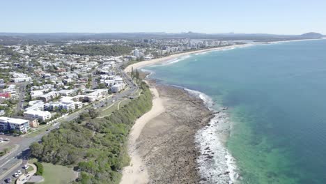 vista aérea del suburbio costero de alexandra headland y la playa en un día soleado en queensland, australia