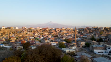 una ciudad musulmana histórica. azan tiempo y minaretes de la mezquita.