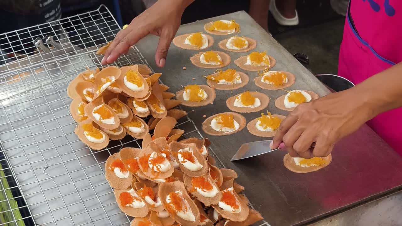 thai khanom buang 준비 중입니다.