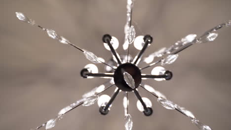 vista desde abajo de la lámpara de araña de cristal blanco y negro contemporánea