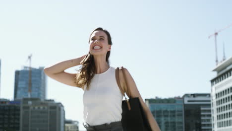 una joven mujer de negocios celebrando buenas noticias