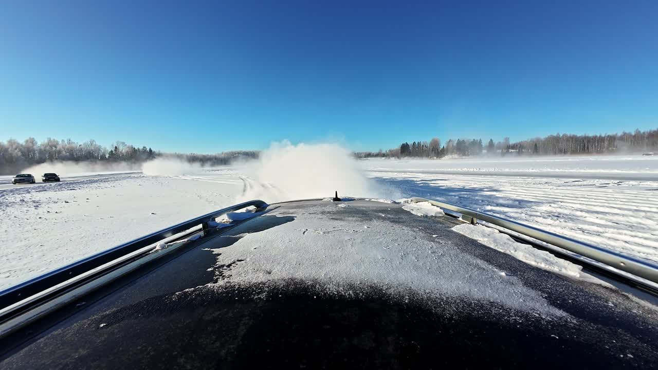 Auto che slittano deliberatamente sulla neve per divertimento.