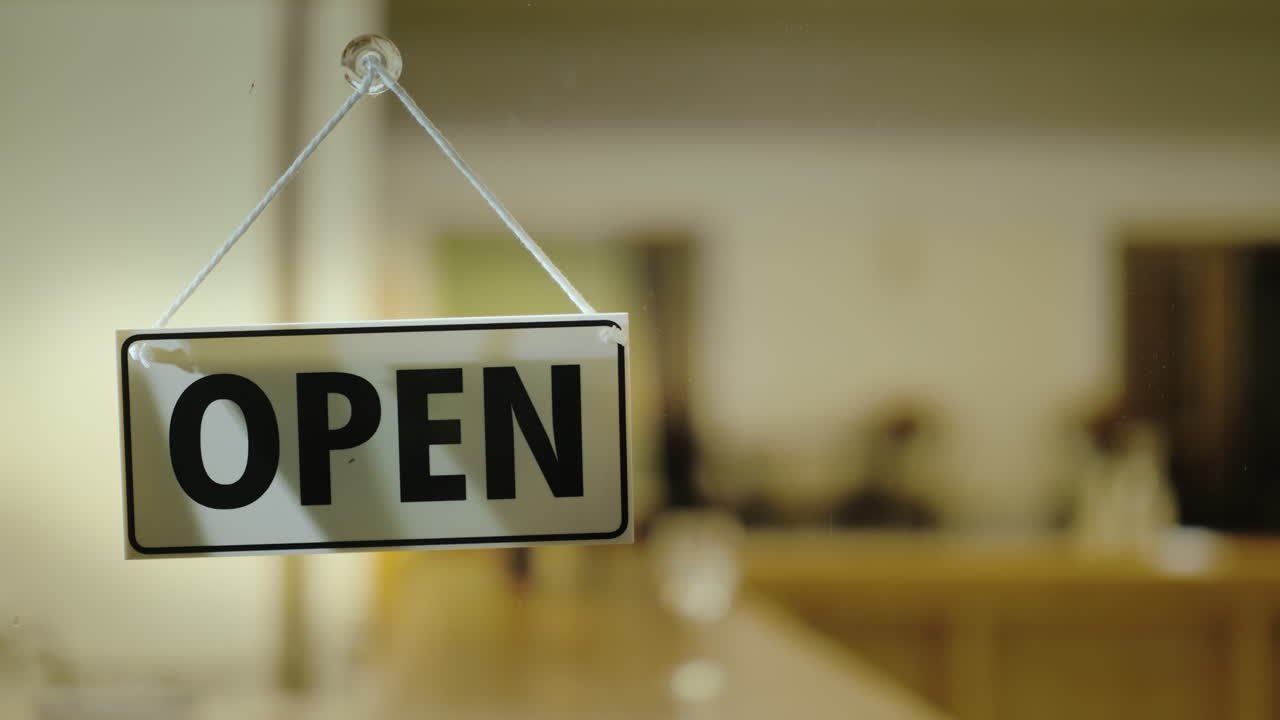 el vendedor cierra la tienda en el concepto de trabajo tardío de la noche