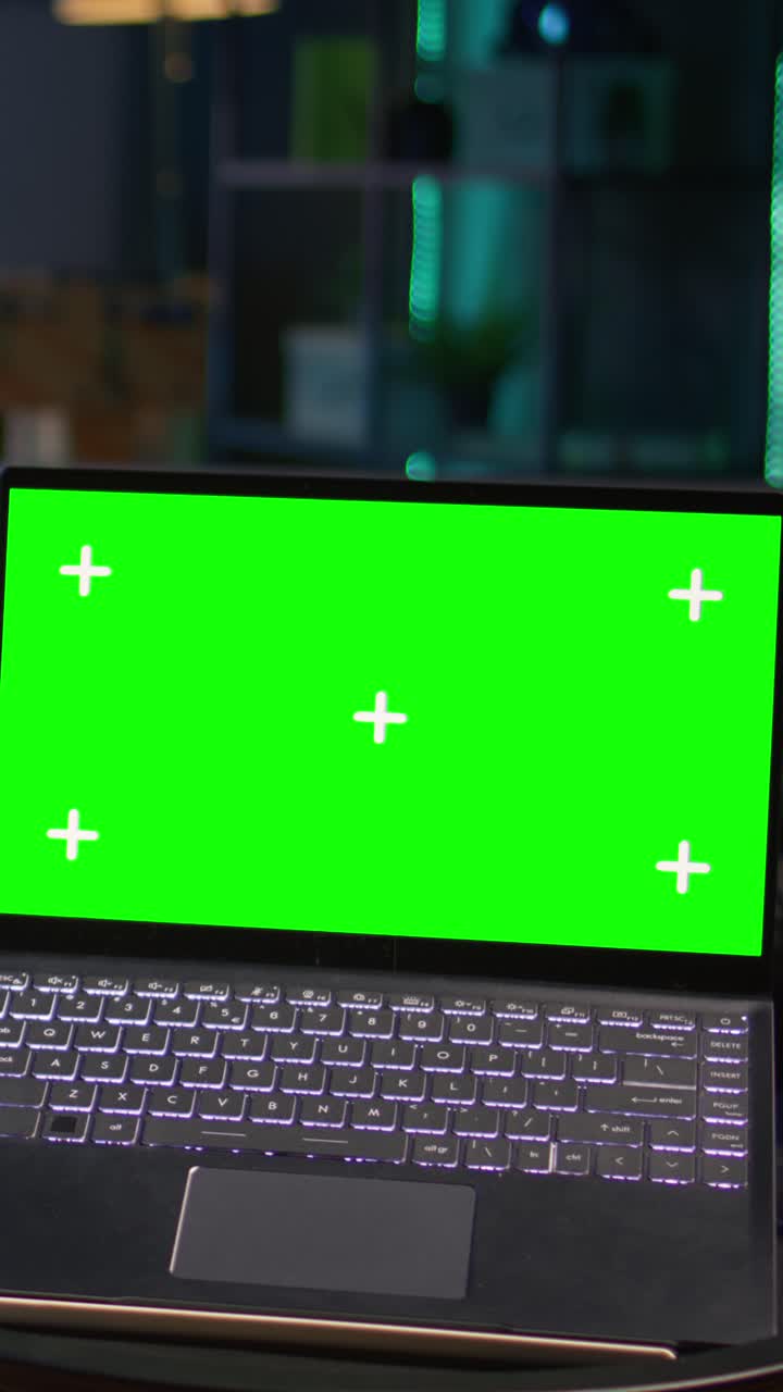 Laptop con schermo verde in un ambiente interno moderno