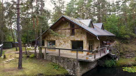 Cabaña-Con-Terraza-En-Un-Bosque-De-Montaña,-Junto-A-Un-Pequeño-Lago,-República-Checa