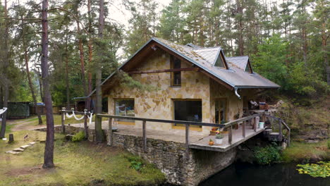 domek z tarasem w górskim lesie, nad małym jeziorem, czechy