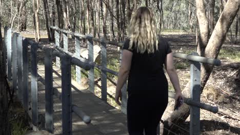 Natur-Im-Freien-Blonde-Hübsche-Frau,-Die-Entlang-Der-Brücke-In-Der-Natur-Geht