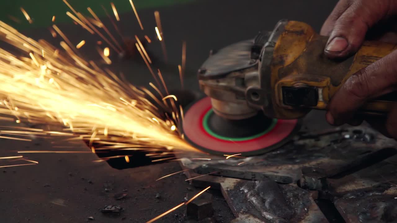 el mecánico profesional está cortando metal de acero.