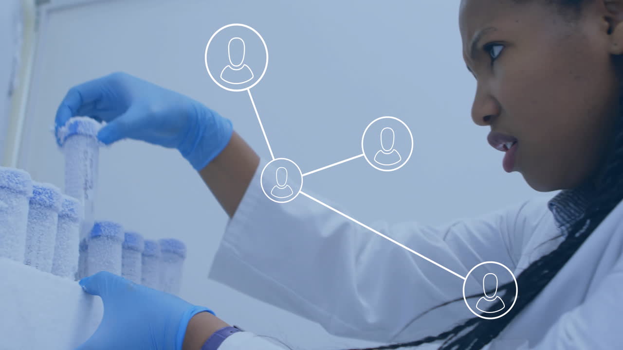 실험실에서 두 인종의 여성 과학자 위에 반이는 빛의 흔적의 애니메이션