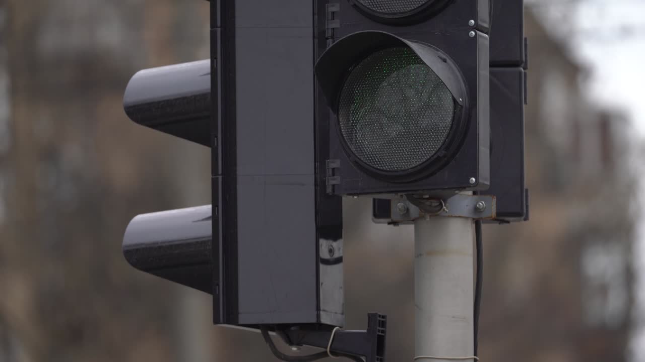 el semáforo en la carretera regula el tráfico