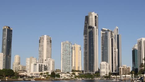 time-lapse de un horizonte de la ciudad a través de un río