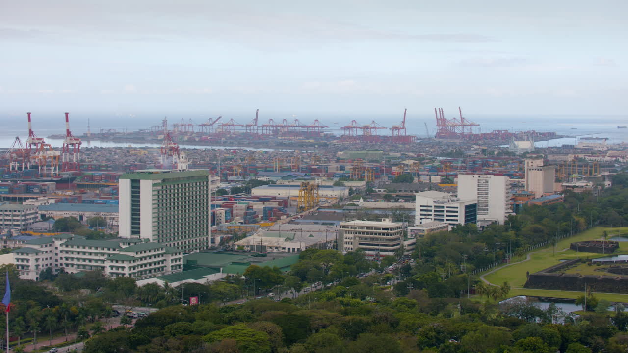 toma panorámica en cámara lenta del hotel manila y el área del puerto en la ciudad de manila