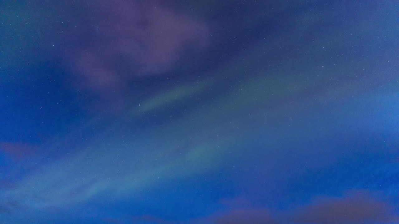 impresionante vista de la aurora boreal en el cielo estrellado nocturno