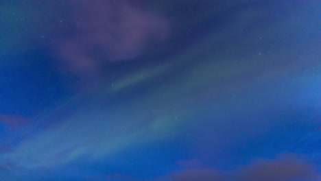 Impresionante-Vista-De-La-Aurora-Boreal-En-El-Cielo-Estrellado-Nocturno