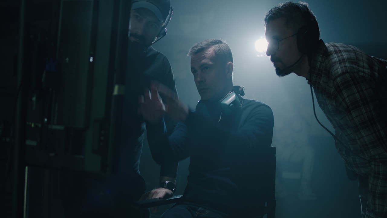 el equipo de filmación revisando las imágenes.