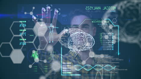interfaz digital con el procesamiento de datos médicos contra el hombre caucásico escaneando su mano