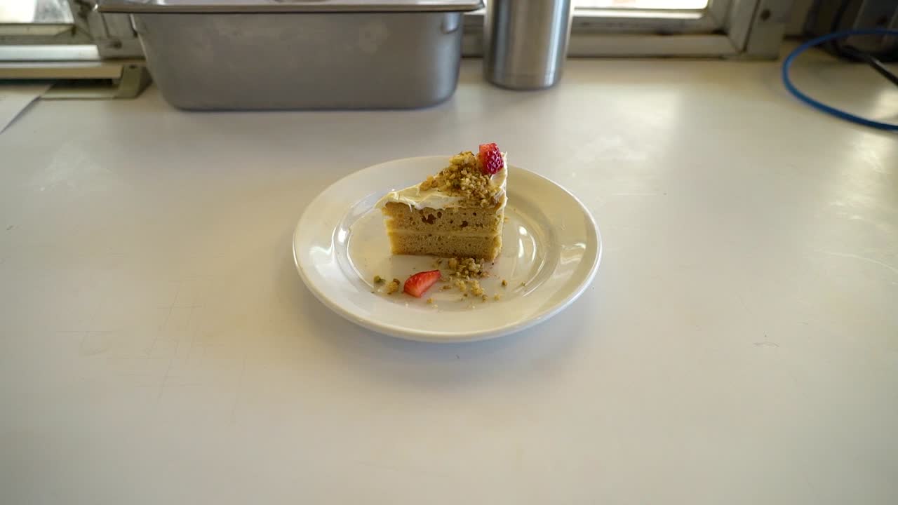 una rebanada de pastel decorada