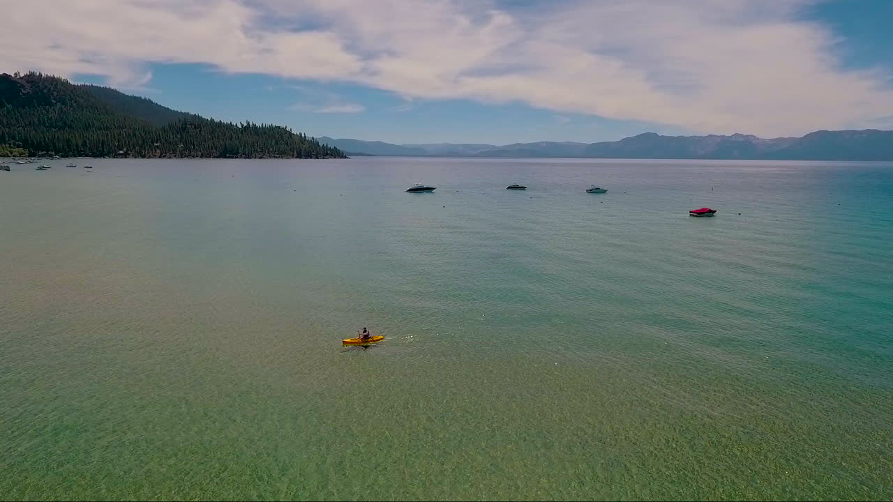 레이크 타호 1을 가로질러 카약을 노 젓는 여성 위의 공중
