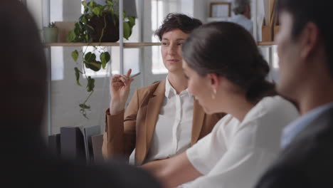 hermosa mujer de negocios líder de equipo reuniéndose con colegas compartiendo ideas creativas para un proyecto de inicio discutiendo la estrategia corporativa en la sala de juntas de la oficina