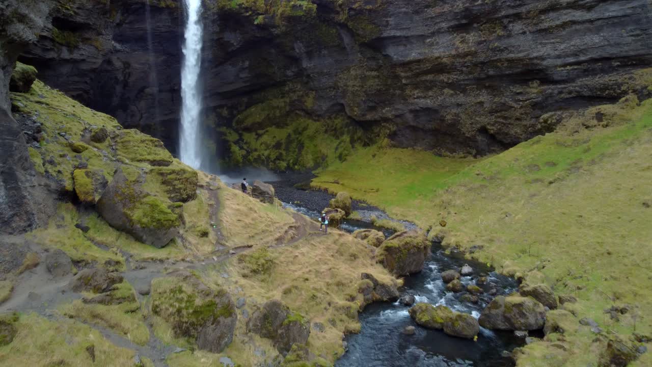 hermosa cascada en islandia, vista aérea del paisaje natural, kvernufoss, costa sur