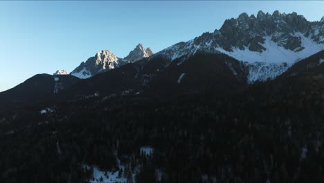 vista aérea de la ciudad alpina de san candido en italia.
