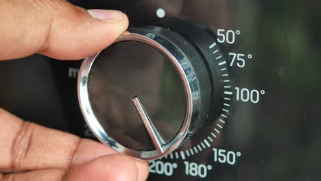ajustar la temperatura de un electrodoméstico de cocina