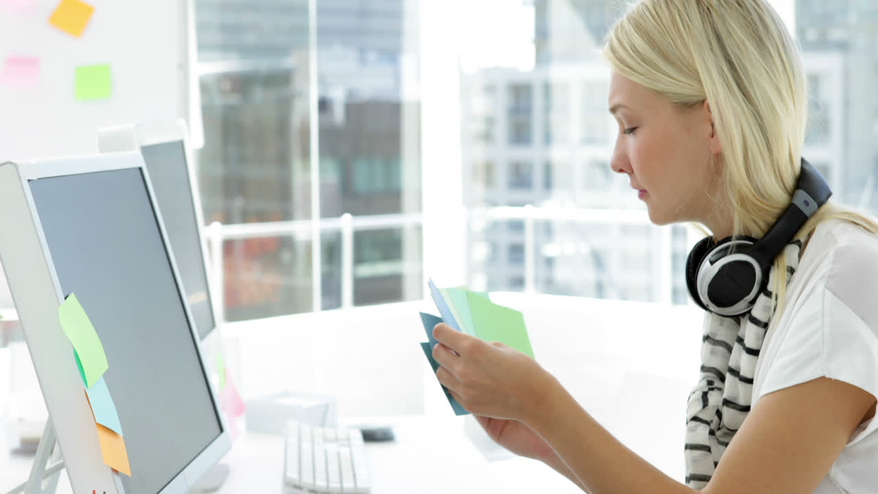 diseñador creativo concentrado eligiendo colores