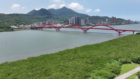 Blick-Aus-Der-Vogelperspektive-über-Das-Feuchtgebiet-Zur-Guandu-Brücke-In-Der-Stadt-Taipeh