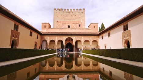 Alhambra-Palast,-Der-Sich-In-Einem-Teich-Widerspiegelt