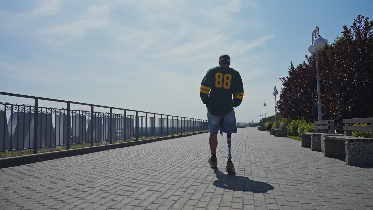hombre con pierna protésica caminando en un parque