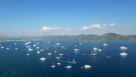 Vista-Aérea-Del-Antiguo-Puerto-De-Golfe-De-Saint-Tropez-Con-Yates-De-Lujo