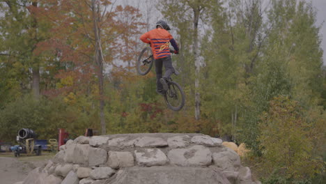 Ciclismo-De-Montaña-Para-Deportes-Extremos:-Trucos-De-Saltos-En-Cámara-Lenta