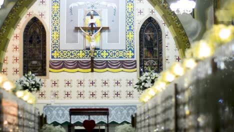 Bildunterschrift-Durch-Den-Gang-Einer-Kirche,-Altar-Mit-Jesuskreuz-Dahinter