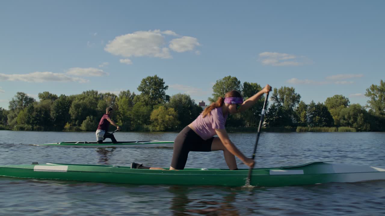 Leute, die auf einem See Kanu fahren