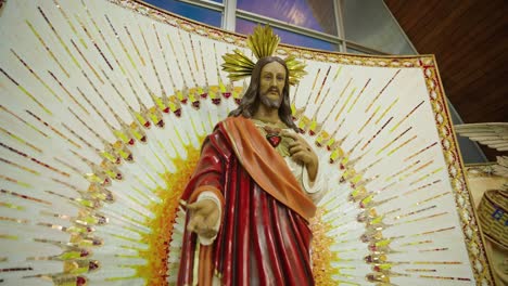 Imagen-Inclinada-Hacia-Arriba-Y-Paralaje-De-Una-Estatua-De-Jesucristo-Dentro-De-Una-Iglesia