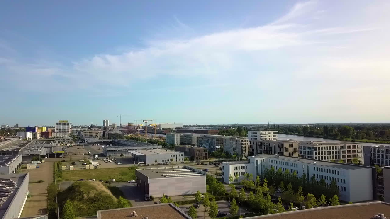 vista aérea de edificios en la ciudad con calle vacía durante la pandemia de covid-19 en alemania