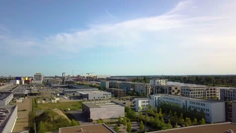vista aérea de edificios en la ciudad con calle vacía durante la pandemia de covid-19 en alemania
