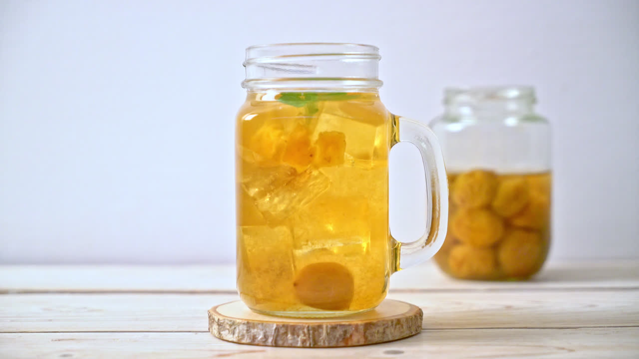 얼음과 민트를 넣은 중국 매실주스