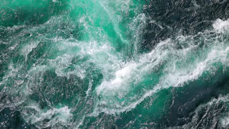 las olas azules de agua del río y el mar se encuentran durante la marea alta y la marea baja.