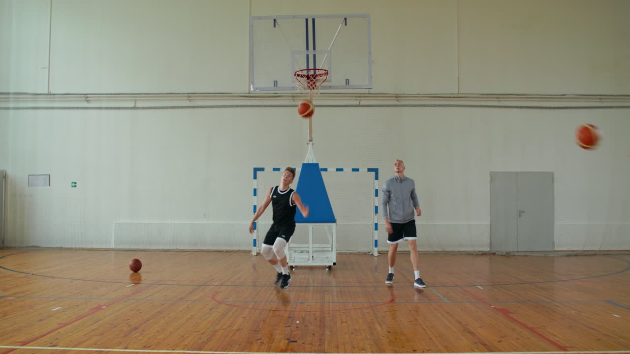 Giocatori di basket che si allenano in palestra