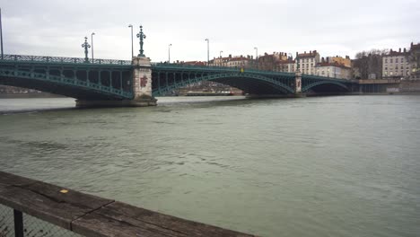 Panorama-Panorámico-De-Las-Orillas-Del-Río-Lyon-Conectadas-Por-Históricos-Puentes-De-Hierro-Sobre-El-Tranquilo-Río-Ródano,-Francia