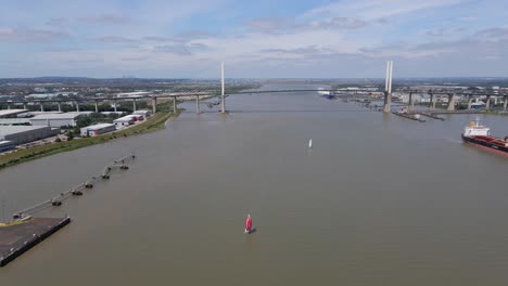 Río-Támesis-Con-El-Puente-De-La-Reina-Elizabeth-Ii-En-El-Cruce-De-Dartford,-Antena