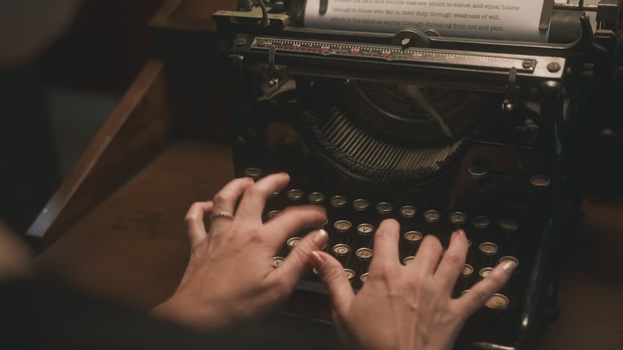 電影裡,一個女人用古老的打字機打字.